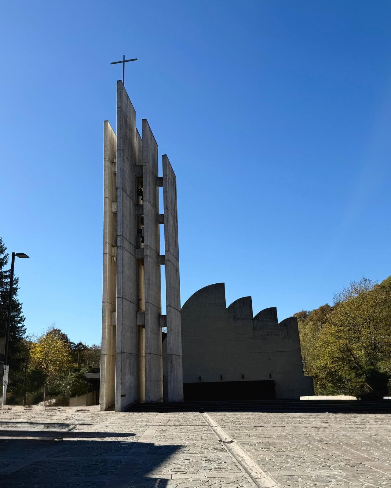 Il piazzale esterno della Chiesa di Santa Maria Assunta