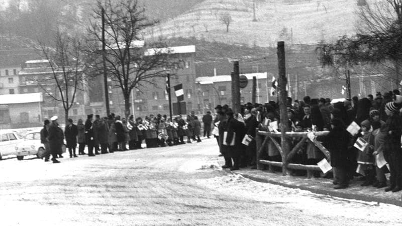 Foto di Archivi A.Alto Italia C.S.M.A.- Fondo Architetto Glauco Gresleri - La comunità di Riola attende l'arrivo dell'architetto Alvar Aalto