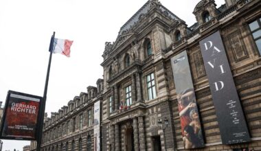 Louvre senza pace: una perdita d'acqua danneggia 400 libri di egittologia - Tgcom24