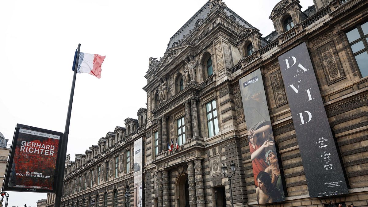 Louvre senza pace: una perdita d'acqua danneggia 400 libri di egittologia - Tgcom24