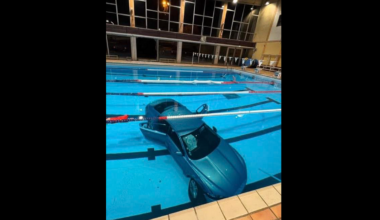 Francia, auto precipita in piscina con madre e bimba a bordo