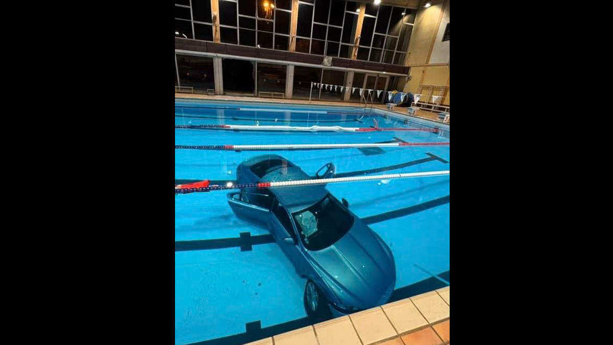 Francia, auto precipita in piscina con madre e bimba a bordo