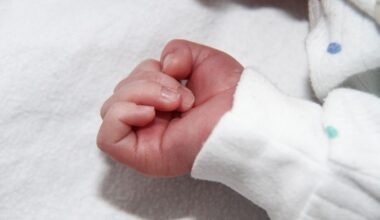 Francia, in ospedale con un neonato morto nello zaino: arrestata