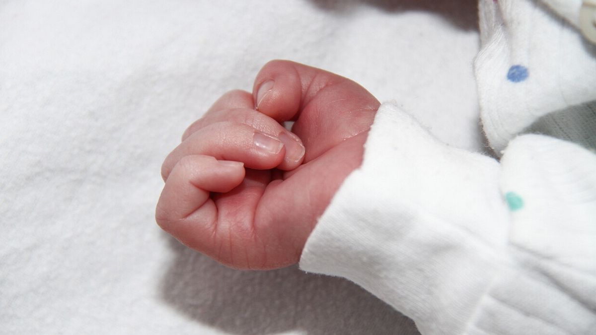 Francia, in ospedale con un neonato morto nello zaino: arrestata