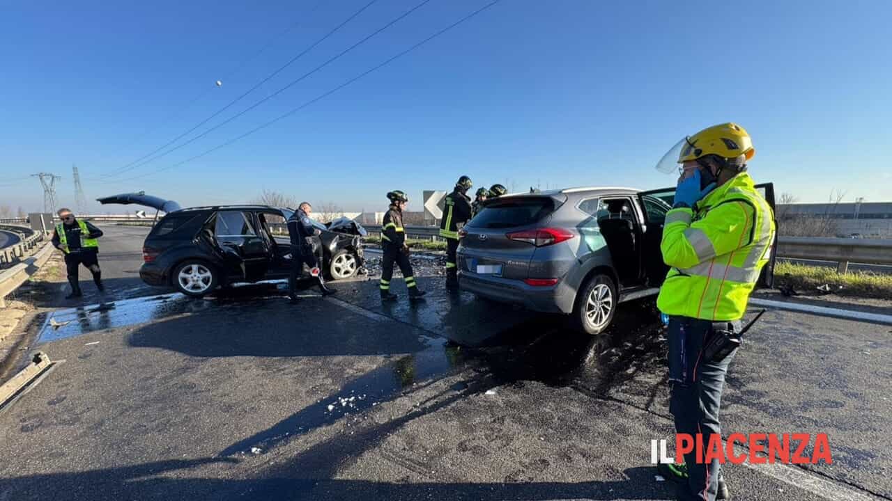 Frontale in tangenziale, due feriti: uno è grave
