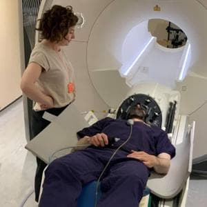 Un casco a ultrasuoni per curare il cervello senza bisturi