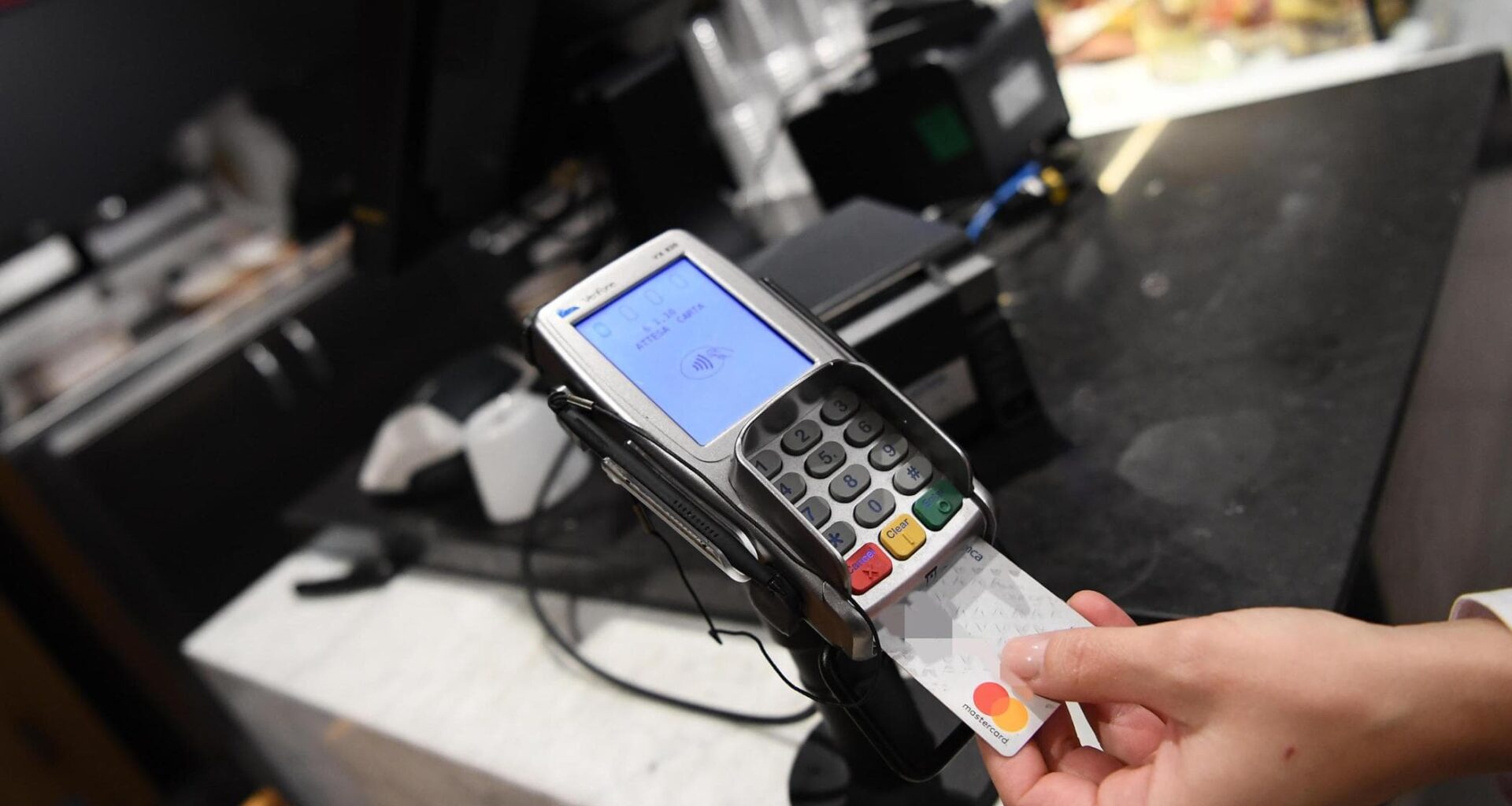 Pos e scontrini fiscali, da gennaio scatta l’obbligo di collegamento per i commercianti: cosa cambia - la Repubblica