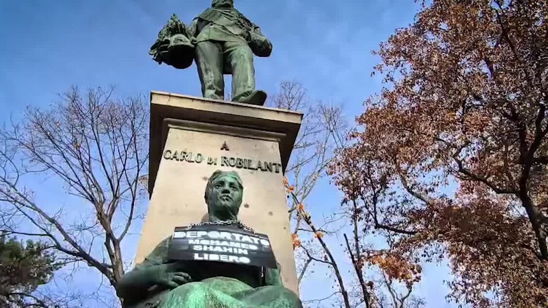 A Torino Ultima Generazione incatena una statua per la liberazione di Shahin - Italia