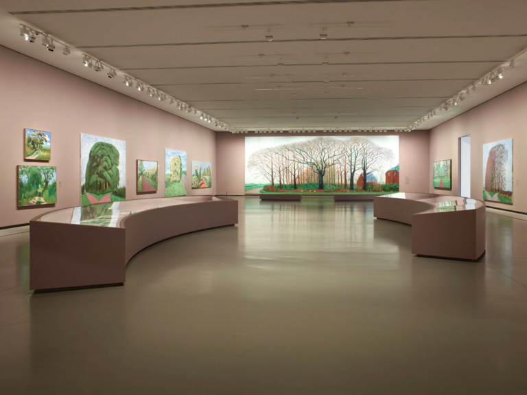 Marco Palmieri, Allestimento per la mostra David Hockney 25, Fondation Louis Vuitton, Parigi, 2025. Veduta dell’installazione © Fondation Louis Vuitton - Marc Domage