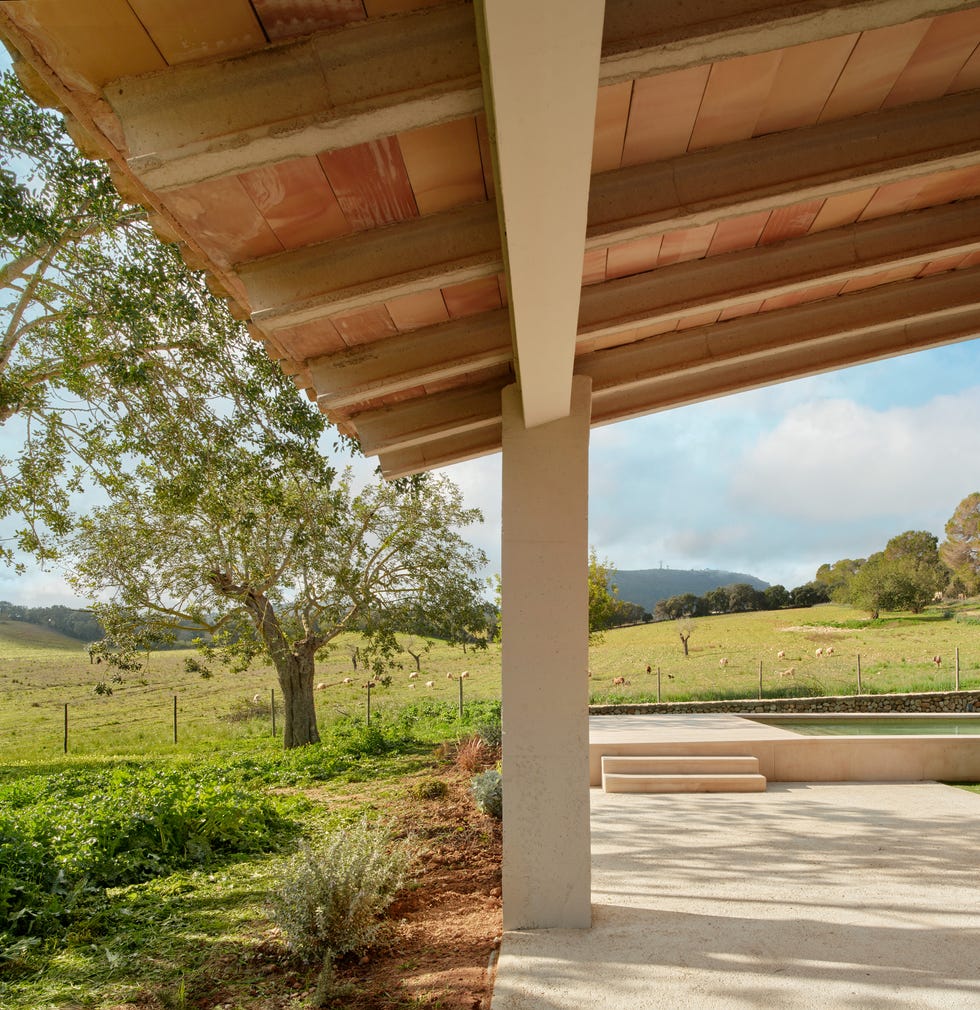 antiguos cobertizos agrícolas a vivienda contemporanea con patio central, piscina y materiales locales