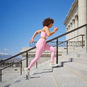 Hai più di 50 anni? Le scale di casa sono il tuo miglior allenamento (e lo dice la scienza)