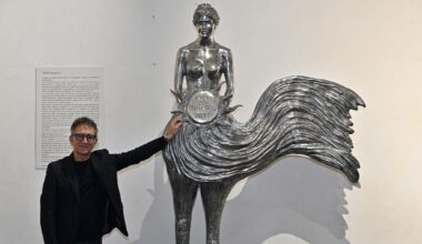 Napoli, ecco la sirena Parthenope. Lello Esposito: “La statua rappresenta l’identità della città” - la Repubblica