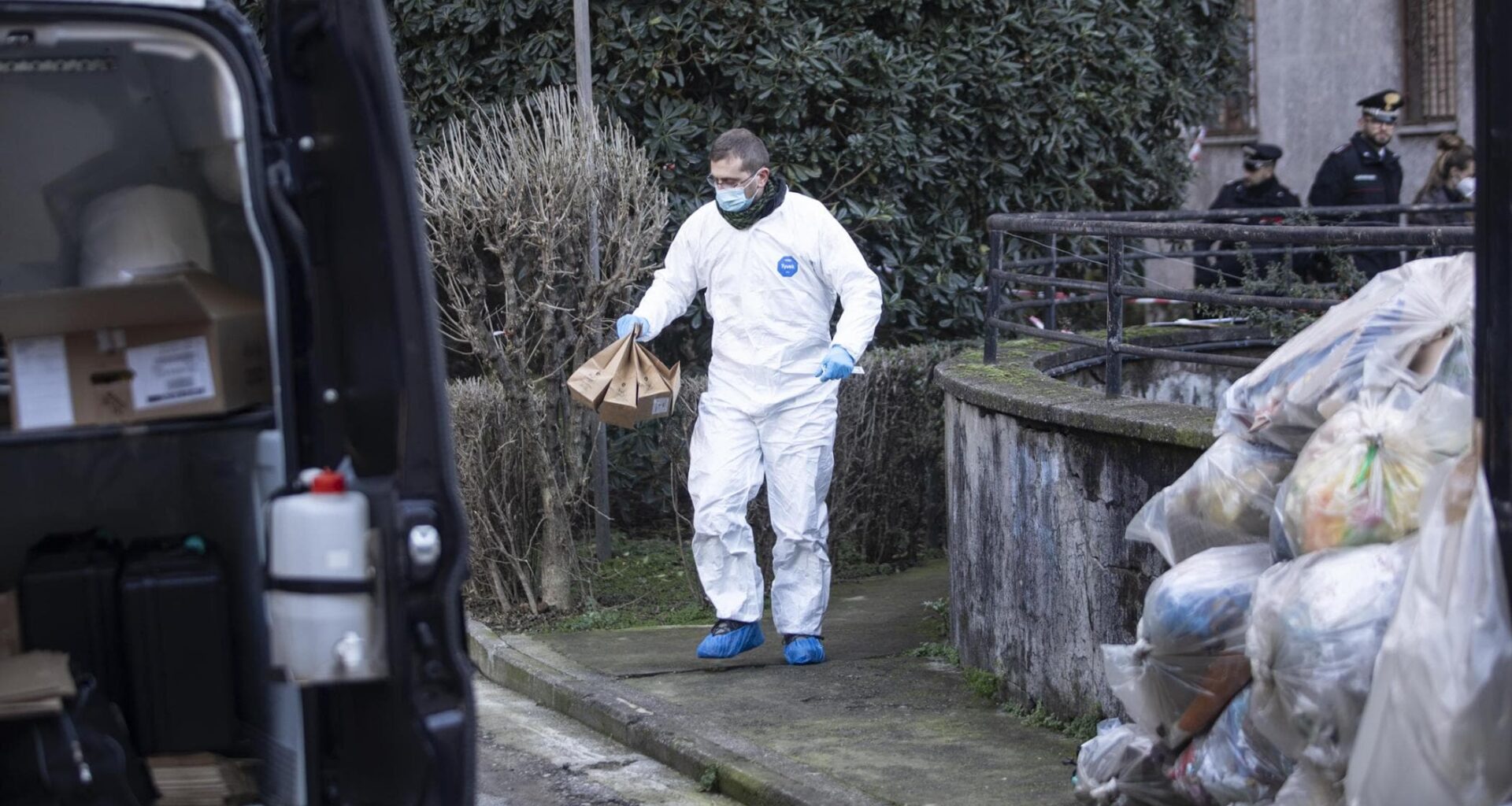 Milano, donna trovata morta in un cortile: senza maglietta e con segni sul collo - la Repubblica