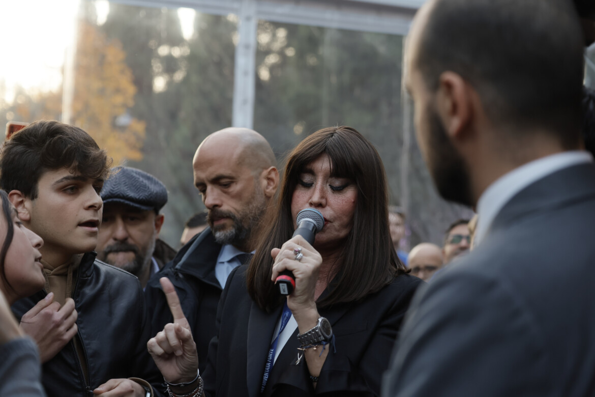 Manifesti contro l’elezione di José Antonio Kast a Santiago del Cile foto Natacha Pisarenko/Ap