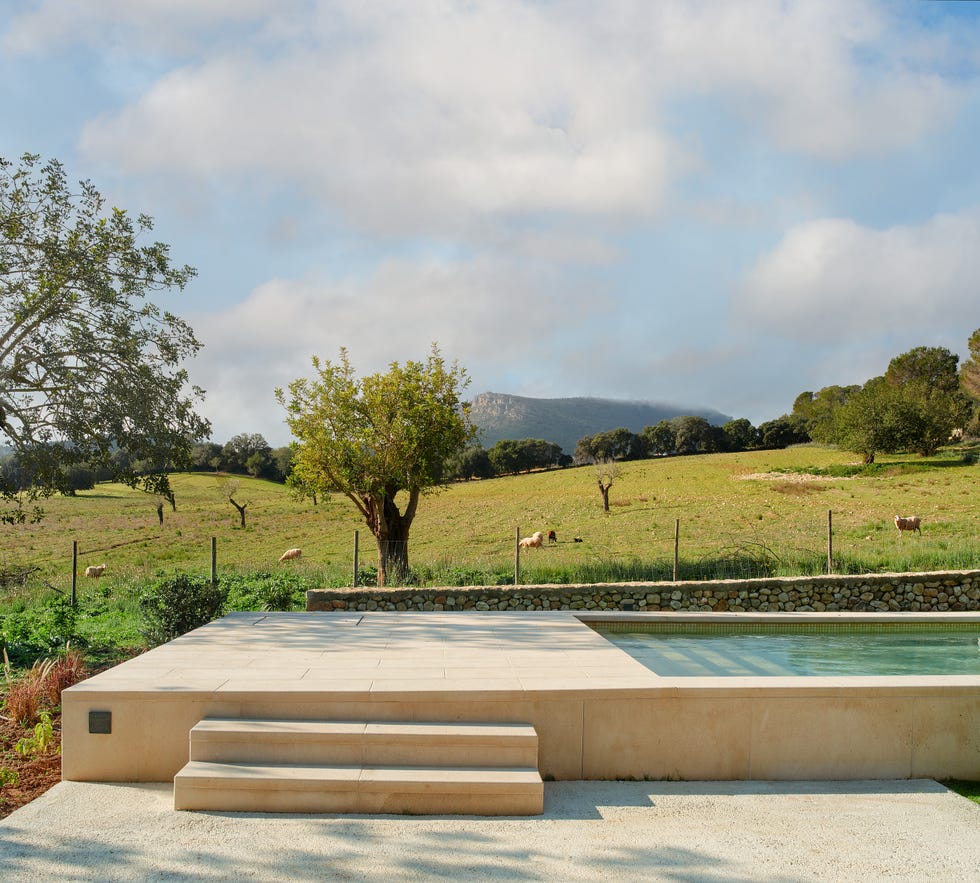 antiguos cobertizos agrícolas a vivienda contemporanea con patio central, piscina y materiales locales