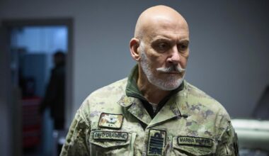 Dalle missioni con gli Usa ai primi attriti con Vannacci: chi è l'ammiraglio Nato Cavo Dragone - la Repubblica