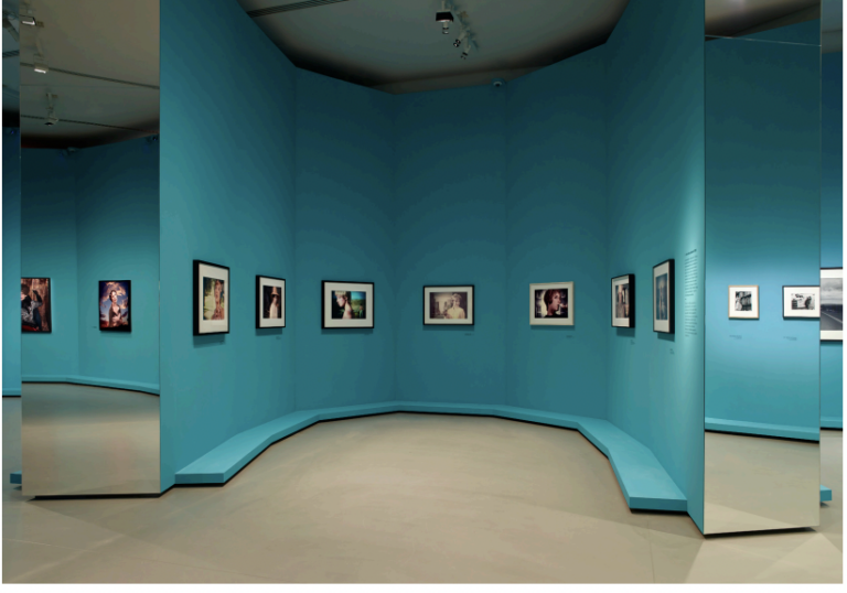Marco Palmieri, Cindy Sherman. Une Rétrospective (de 1975 à 2020), Fondation Louis Vuitton, Parigi, 2020. Veduta dell’installazione © Fondation Louis Vuitton - Marc Domage