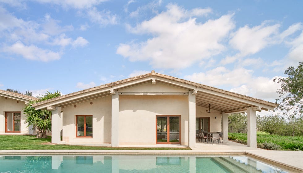 antiguos cobertizos agrícolas a vivienda contemporanea con patio central, piscina y materiales locales