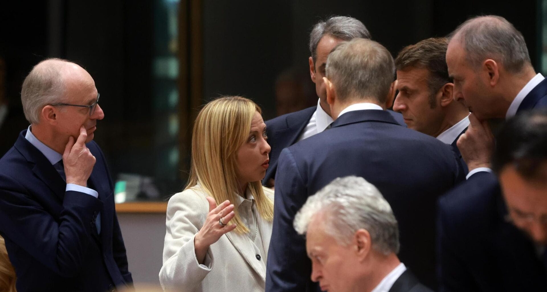 Meloni e il sabotaggio notturno sugli asset. Colloquio con Macron: i Parlamenti votano contro - la Repubblica