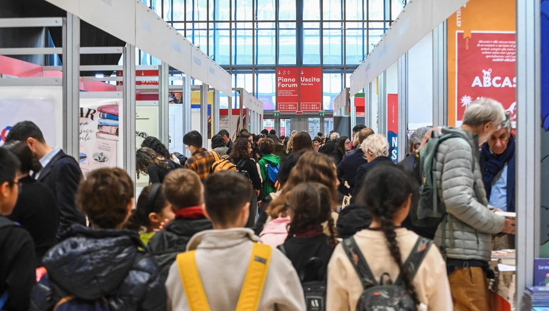 Più libri più liberi, gli editori oscurano gli stand per protesta contro Passaggio al bosco