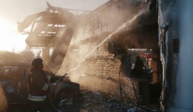 La presidente della Commissione europea Ursula von der Leyen, da sinistra, il primo ministro britannico Keir Starmer, il presidente finlandese Alexander Stubb, il presidente ucraino Volodymyr Zelenskyy, il presidente Donald Trump, il presidente francese Emmanuel Macron, il primo ministro italiano Giorgia Meloni, il cancelliere tedesco Friedrich Merz e il segretario generale della NATO Mark Rutte posano per una foto di gruppo nel Grand Foyer della Casa Bianca, lunedì 18 agosto 2025, a Washington. (AP Photo/Alex Brandon)