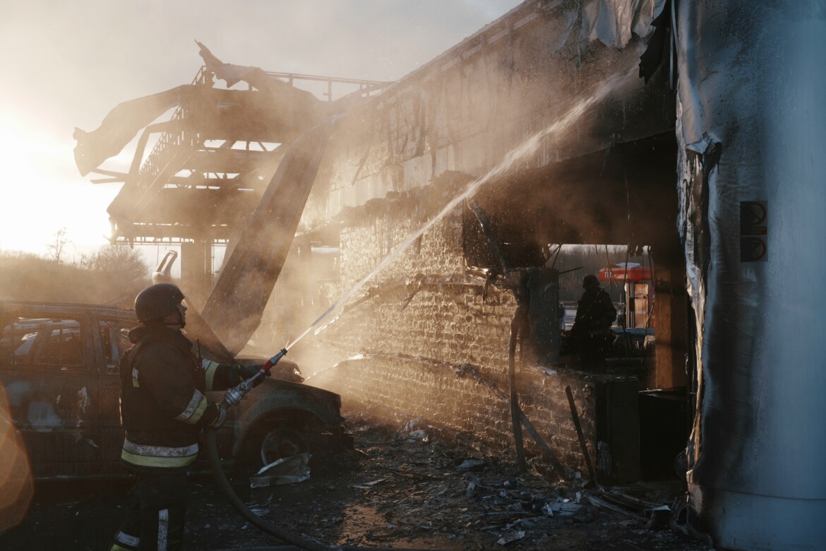 La presidente della Commissione europea Ursula von der Leyen, da sinistra, il primo ministro britannico Keir Starmer, il presidente finlandese Alexander Stubb, il presidente ucraino Volodymyr Zelenskyy, il presidente Donald Trump, il presidente francese Emmanuel Macron, il primo ministro italiano Giorgia Meloni, il cancelliere tedesco Friedrich Merz e il segretario generale della NATO Mark Rutte posano per una foto di gruppo nel Grand Foyer della Casa Bianca, lunedì 18 agosto 2025, a Washington. (AP Photo/Alex Brandon)