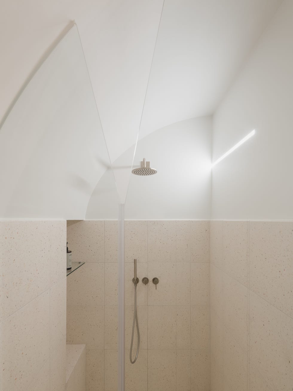 64 metros blancos arcos curvas detalles color reforma integral asa semisotano de lisboa