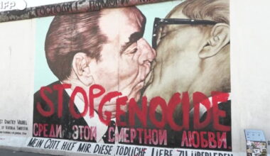 Addio a Bossu, il fotografo del bacio "socialista" tra Breznev e Honecker – Il Tempo