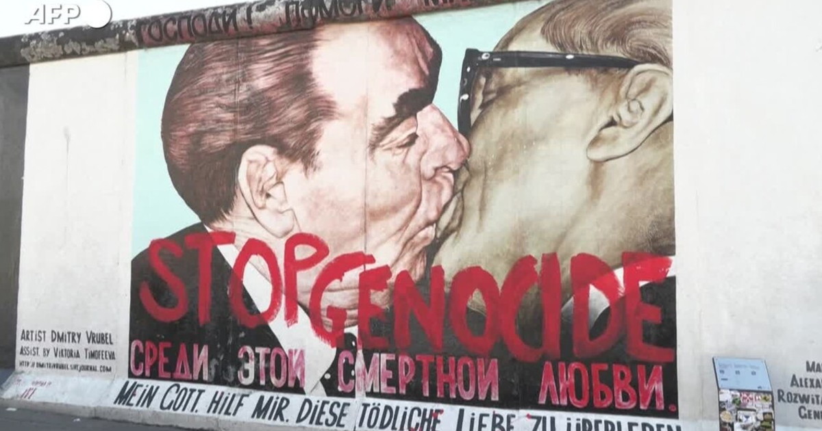 Addio a Bossu, il fotografo del bacio "socialista" tra Breznev e Honecker – Il Tempo
