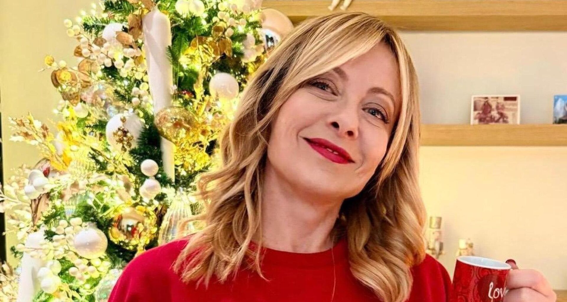 Meloni con il maglione, Salvini polemico, Calenda cita Vanzina: il Natale social della politica - la Repubblica