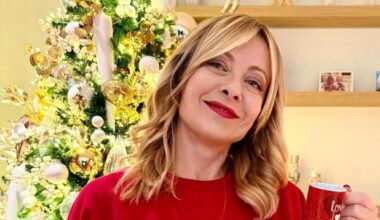 Meloni con il maglione, Salvini polemico, Calenda cita Vanzina: il Natale social della politica - la Repubblica