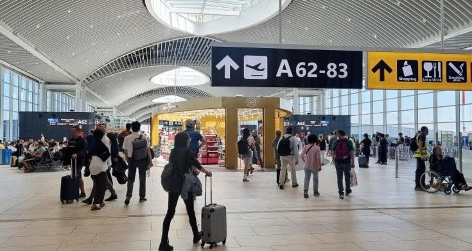 Il paradosso dei voli verso il Sud Italia: a Natale per i fuori sede conviene far scalo all’estero - la Repubblica