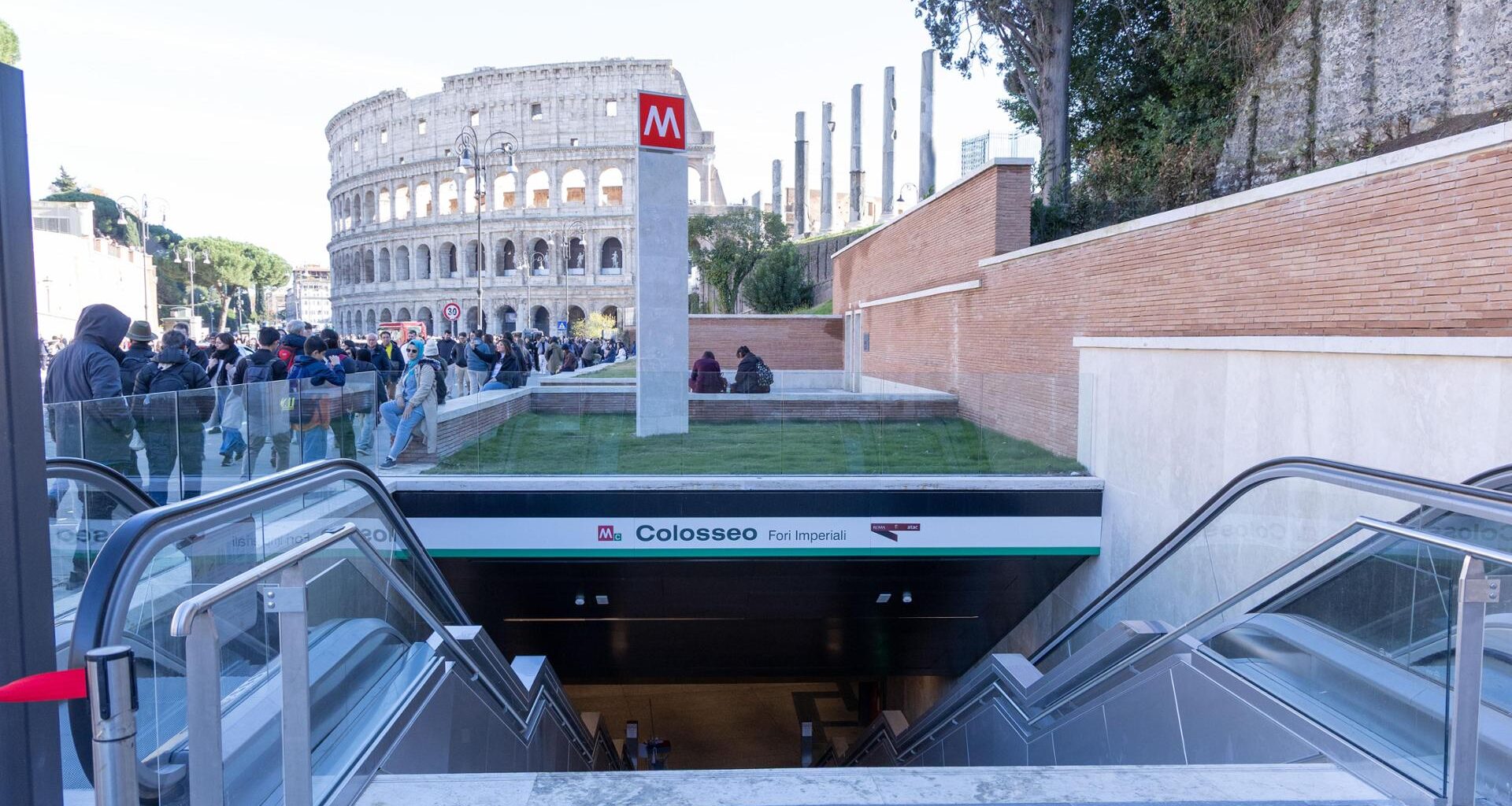 Roma, tre uomini stuprano una 23enne alla stazione della metro Jonio