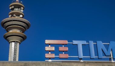 Una torre per le comunicazioni televisive all'interno della sede di Telecom Italia SpA a Rozzano, Italia