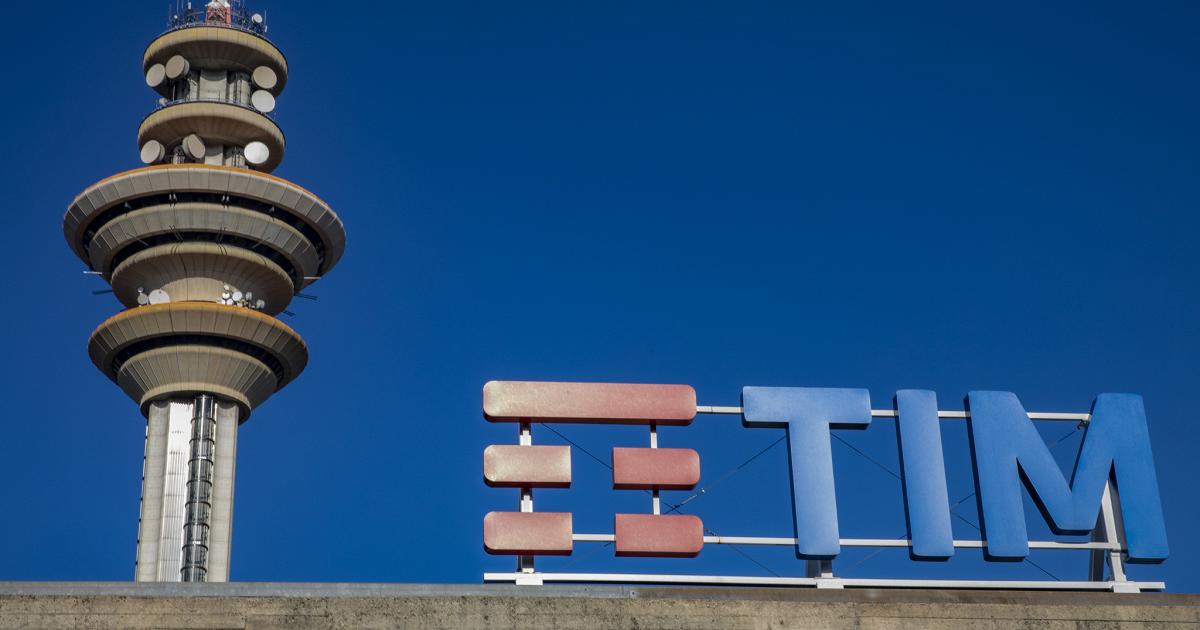Una torre per le comunicazioni televisive all'interno della sede di Telecom Italia SpA a Rozzano, Italia