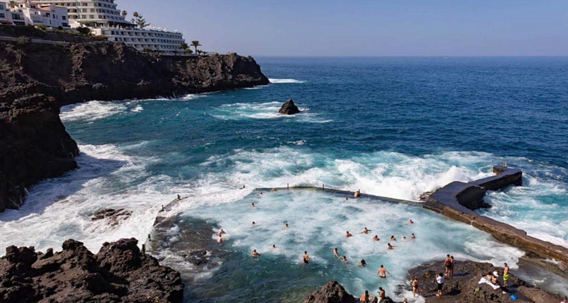 Spagna, onda si abbatte su una piscina naturale a Tenerife: quattro morti, hanno ignorato i divieti