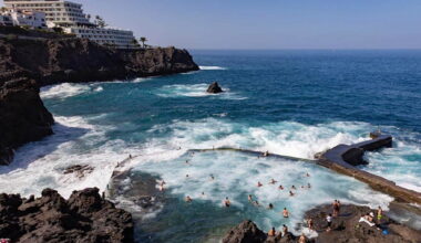 Spagna, onda si abbatte su una piscina naturale a Tenerife: quattro morti, hanno ignorato i divieti