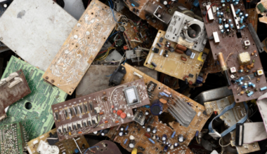 Raccolta differenziata, l’Italia continua a sbagliare: anche i piccoli RAEE finiscono nel sacco nero