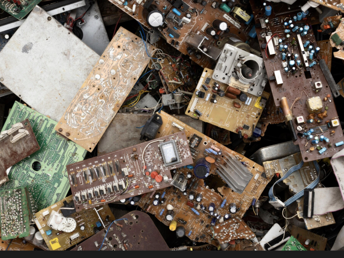 Raccolta differenziata, l’Italia continua a sbagliare: anche i piccoli RAEE finiscono nel sacco nero