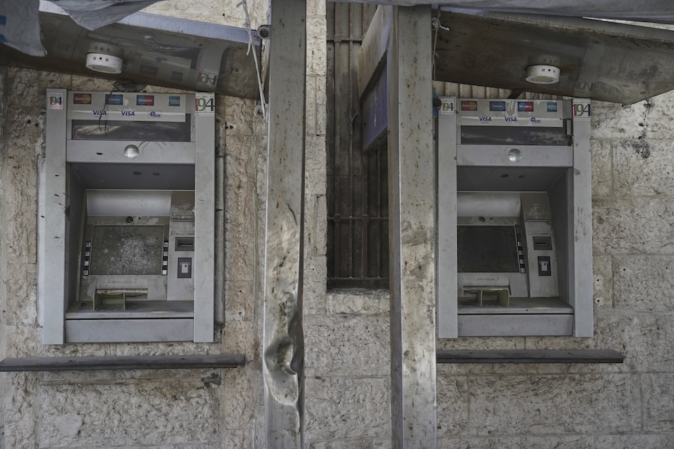 Sportelli bancari distrutti a Città di Gaza, in una foto dello scorso luglio 