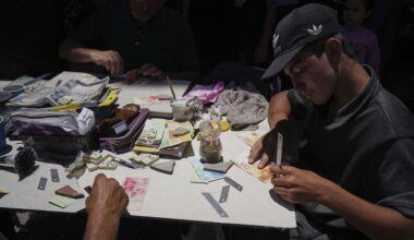 A Gaza riparano le banconote, perché non ce ne sono più