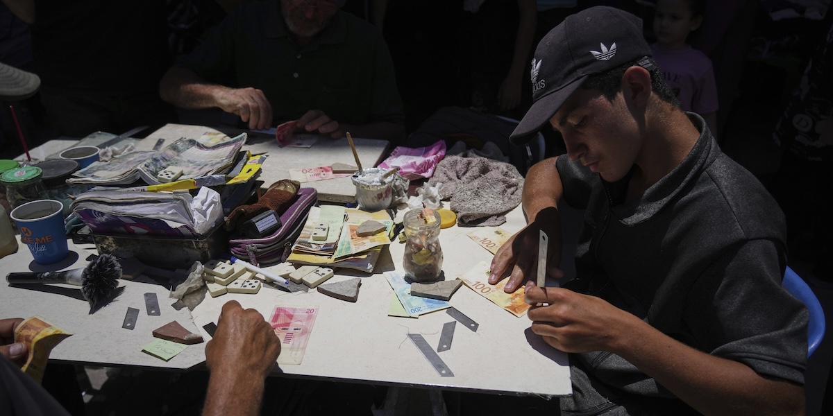 A Gaza riparano le banconote, perché non ce ne sono più