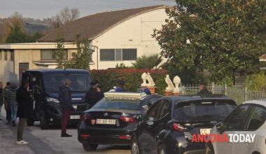 Femminicidio a Pianello, donna di 50 anni trovata morta in casa. Si cerca l'ex marito