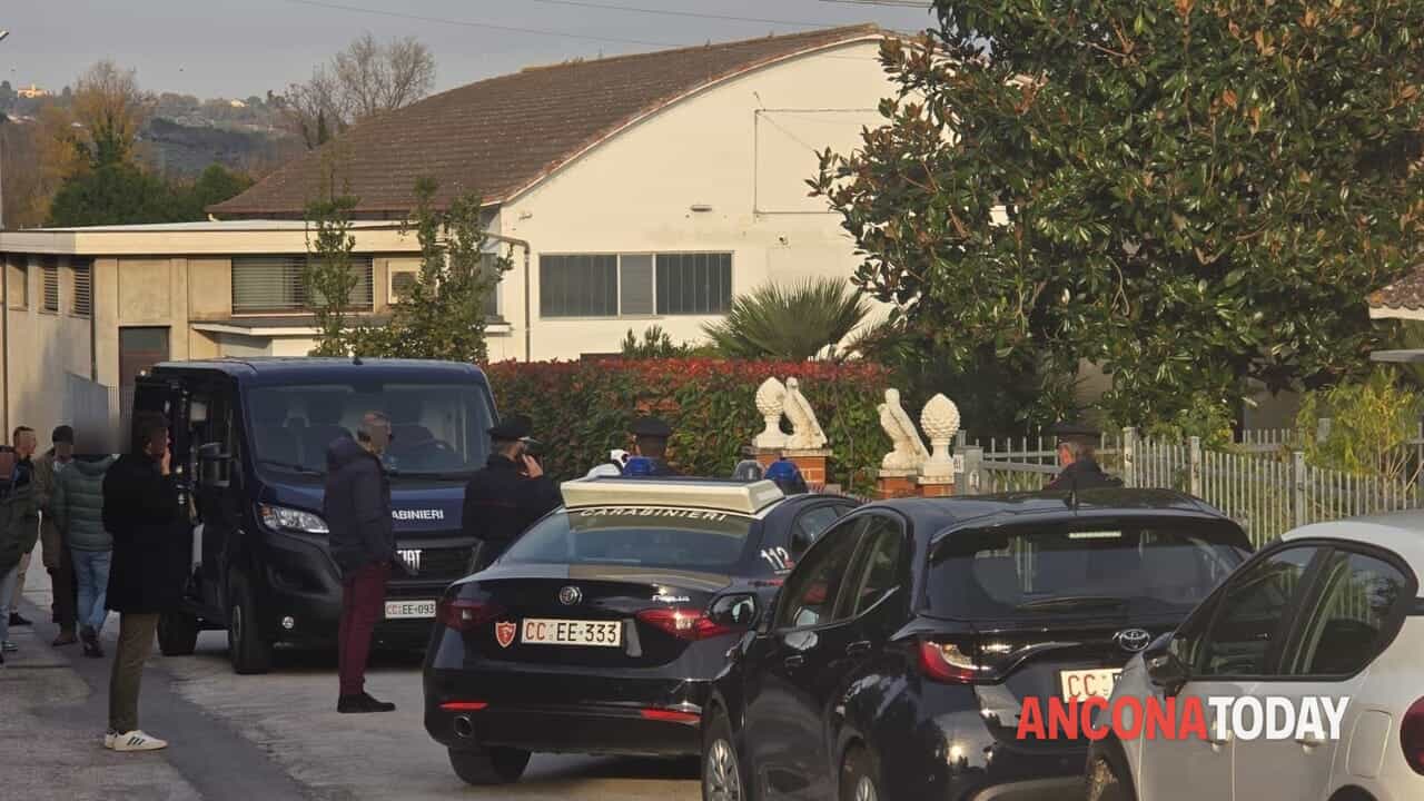 Femminicidio a Pianello, donna di 50 anni trovata morta in casa. Si cerca l'ex marito