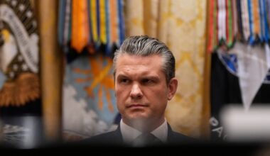 Secondo un'indagine interna, il segretario alla Difesa statunitense Hegseth mise in pericolo i militari condividendo informazioni su Signal