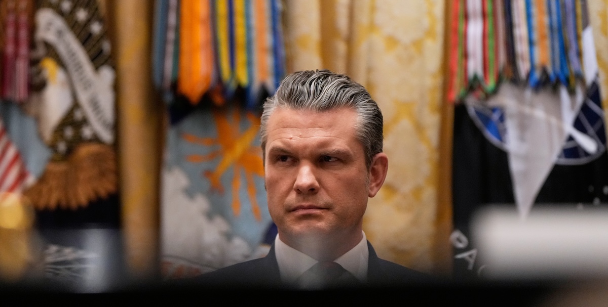 Secondo un'indagine interna, il segretario alla Difesa statunitense Hegseth mise in pericolo i militari condividendo informazioni su Signal
