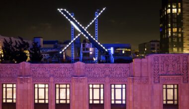 La Commissione Europea ha multato X di 120 milioni di euro per varie violazioni, fra cui il modo in cui gestisce la “spunta blu”