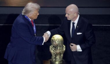 Il presidente degli Stati Uniti Donald Trump (a sinistra) riceve il Premio FIFA per la Pace dal presidente della FIFA Giovanni Infantino durante l'estrazione finale della Coppa del Mondo FIFA 2026 al Kennedy Center di Washington DC, USA, 5 dicembre 2025