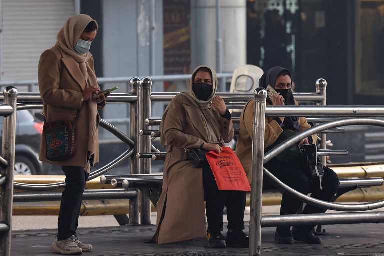 donne a passeggio a Teheran