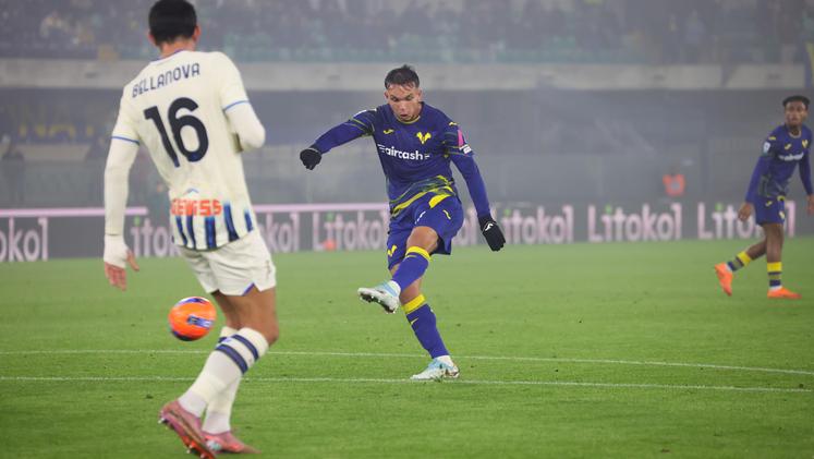 Giovane calcia da fuori e infila il 2-0